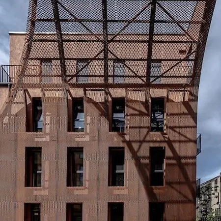 Cozy Japanese Oasis With Balcony, Gramophone, Netflix Apartment