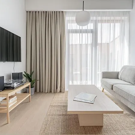 Cozy Japanese Oasis With Balcony, Gramophone, Netflix *