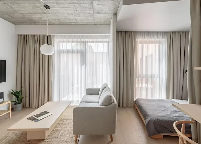 Cozy Japanese Oasis With Balcony, Gramophone, Netflix