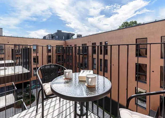 Cozy Japanese Oasis With Balcony, Gramophone, Netflix