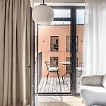Cozy Japanese Oasis With Balcony, Gramophone, Netflix Apartment